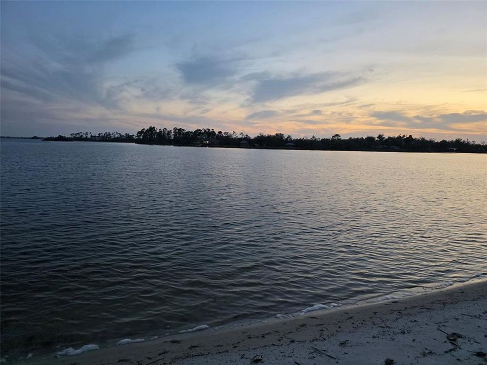 На продажу: $699,000 (1.49 acres)