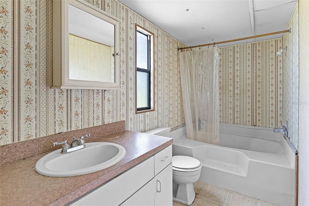 En Venta: $390,000 (32.31 acres)