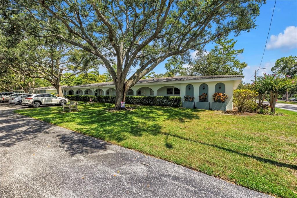 Под контрактом: $79,000 (1 спален, 1 ванн, 985 Квадратных фут)