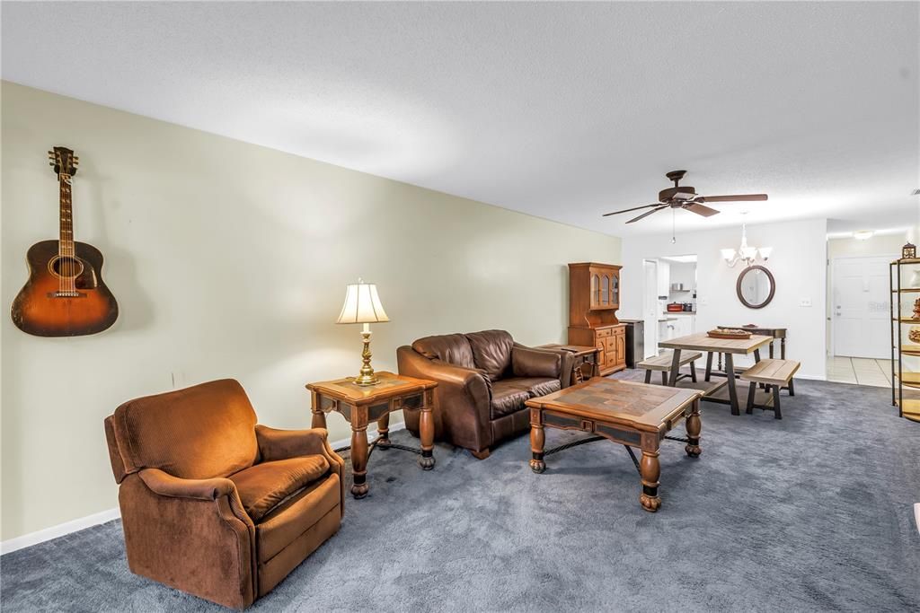 Под контрактом: $79,000 (1 спален, 1 ванн, 985 Квадратных фут)