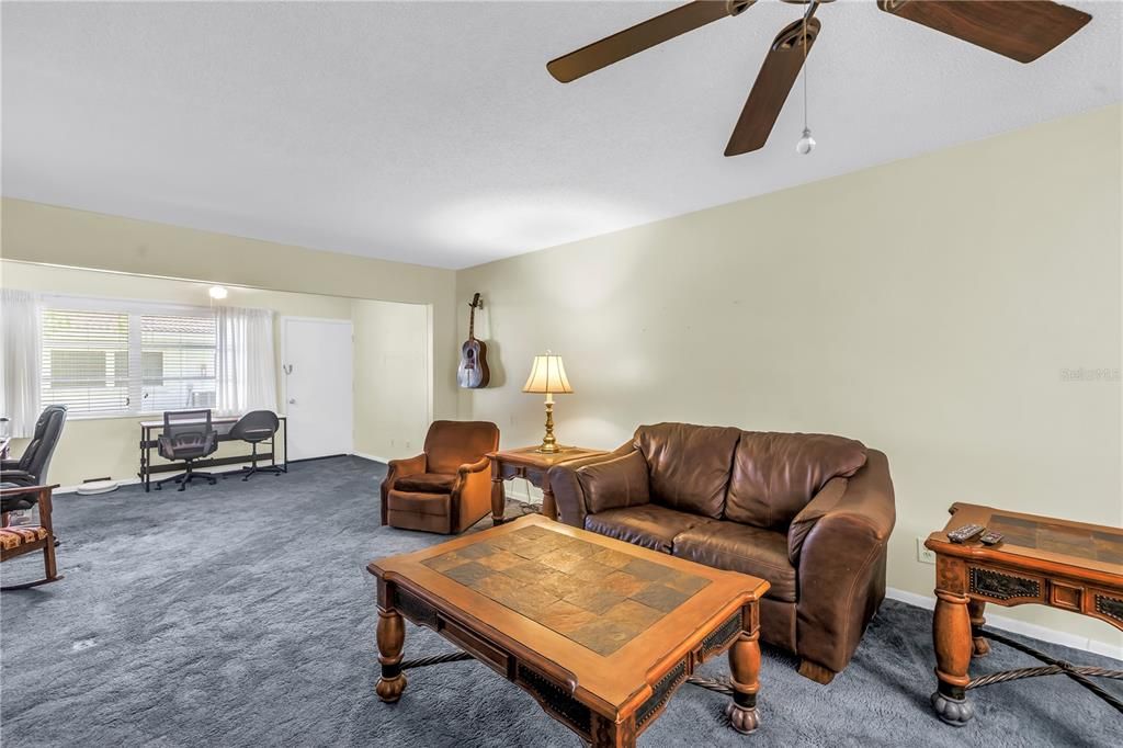 Под контрактом: $79,000 (1 спален, 1 ванн, 985 Квадратных фут)