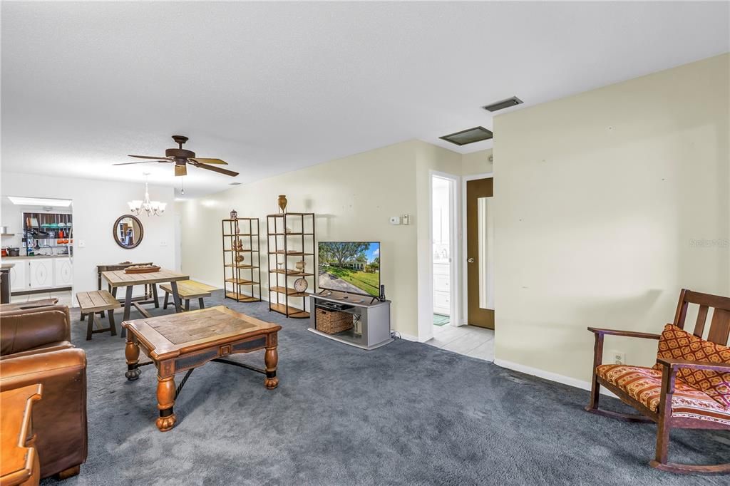 Под контрактом: $79,000 (1 спален, 1 ванн, 985 Квадратных фут)