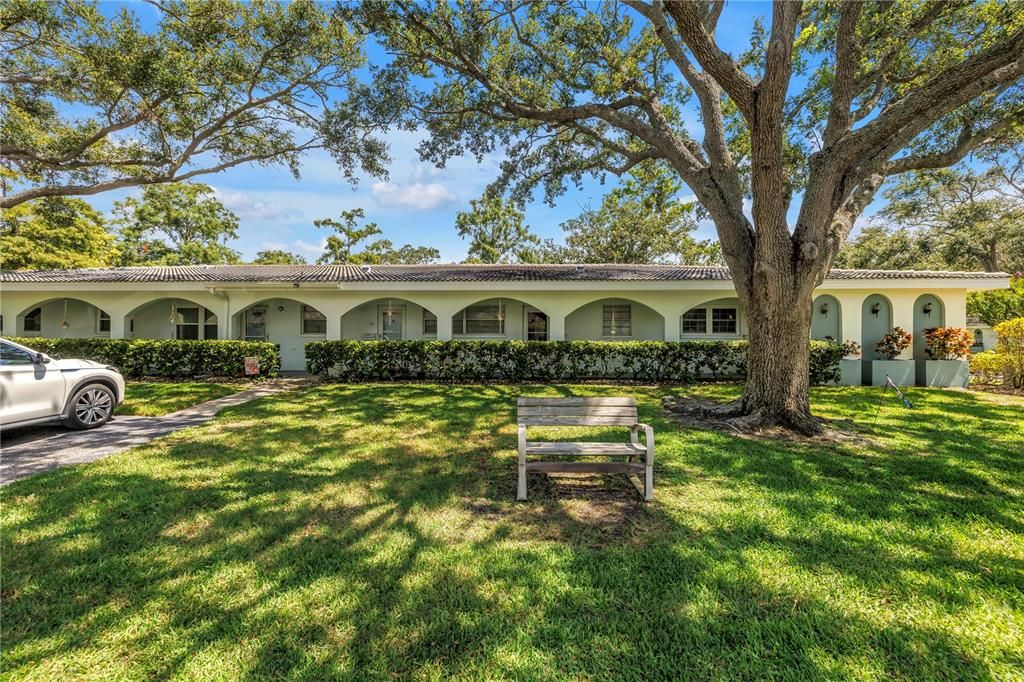 Под контрактом: $79,000 (1 спален, 1 ванн, 985 Квадратных фут)