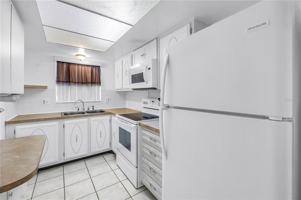 Под контрактом: $79,000 (1 спален, 1 ванн, 985 Квадратных фут)