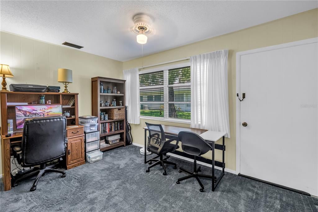 Под контрактом: $79,000 (1 спален, 1 ванн, 985 Квадратных фут)