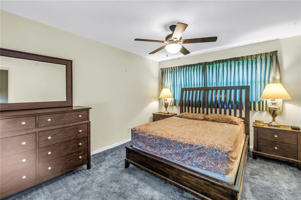 Под контрактом: $79,000 (1 спален, 1 ванн, 985 Квадратных фут)