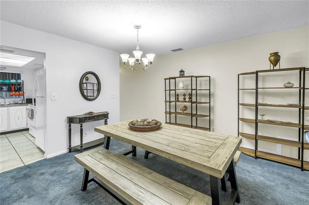 Под контрактом: $79,000 (1 спален, 1 ванн, 985 Квадратных фут)