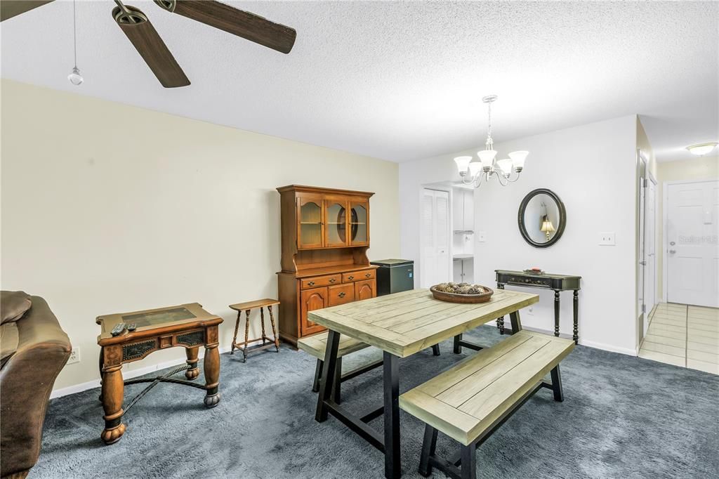 Под контрактом: $79,000 (1 спален, 1 ванн, 985 Квадратных фут)