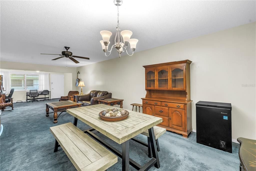 Под контрактом: $79,000 (1 спален, 1 ванн, 985 Квадратных фут)