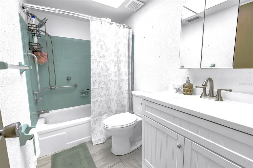 Под контрактом: $79,000 (1 спален, 1 ванн, 985 Квадратных фут)