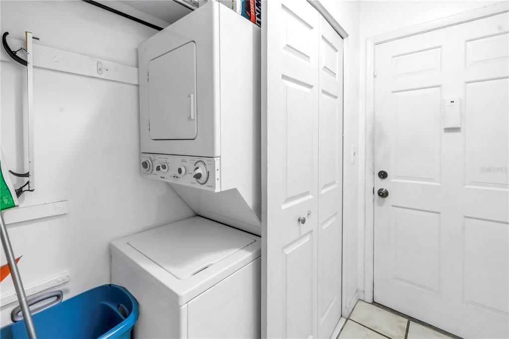 Под контрактом: $79,000 (1 спален, 1 ванн, 985 Квадратных фут)