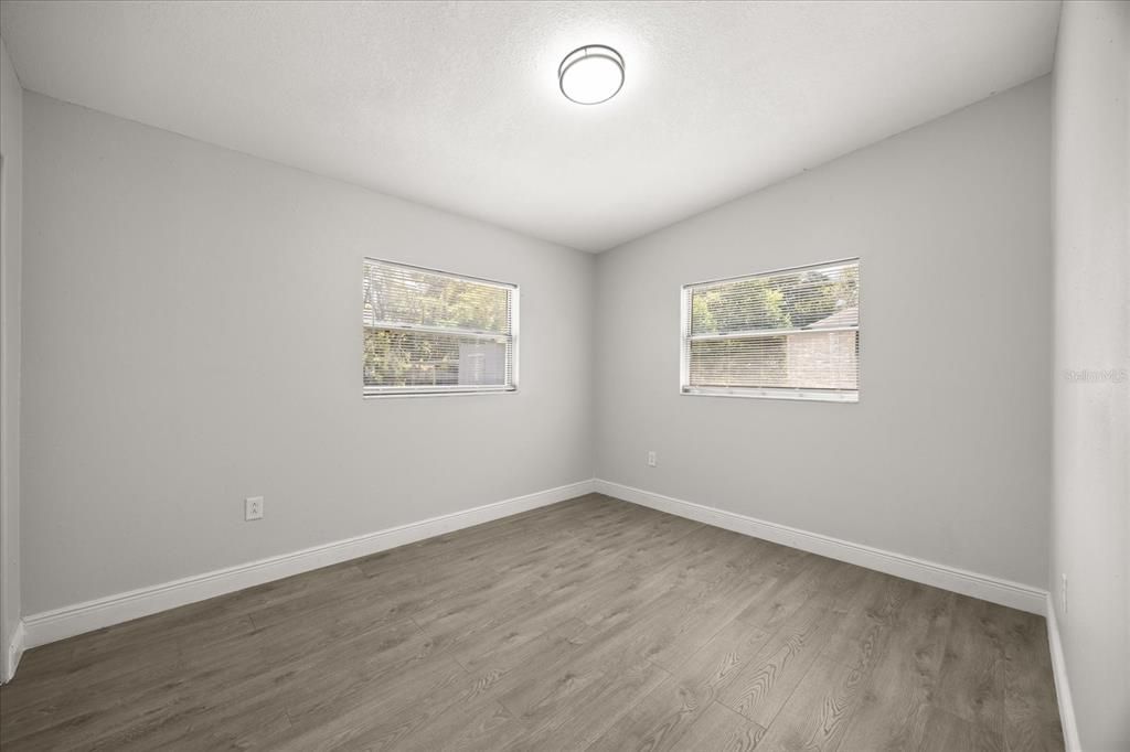 Под контрактом: $289,900 (3 спален, 2 ванн, 1081 Квадратных фут)