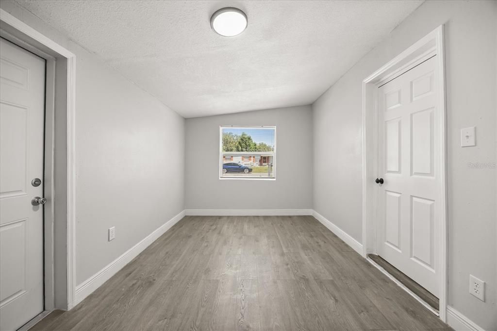 Под контрактом: $289,900 (3 спален, 2 ванн, 1081 Квадратных фут)