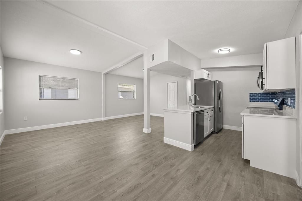 Под контрактом: $289,900 (3 спален, 2 ванн, 1081 Квадратных фут)