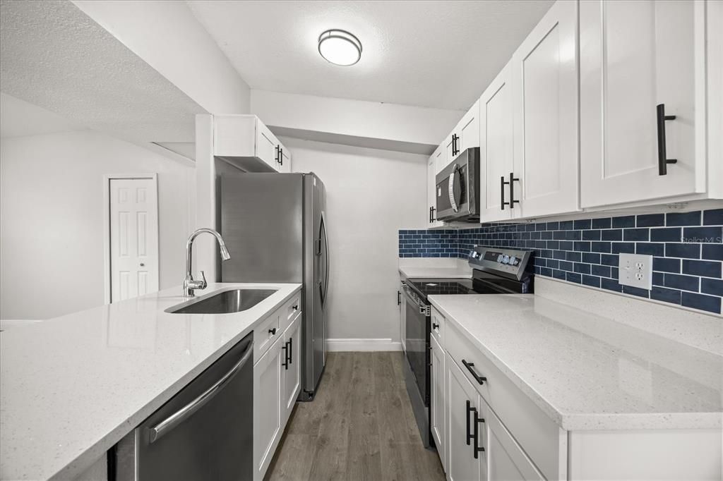 Под контрактом: $289,900 (3 спален, 2 ванн, 1081 Квадратных фут)