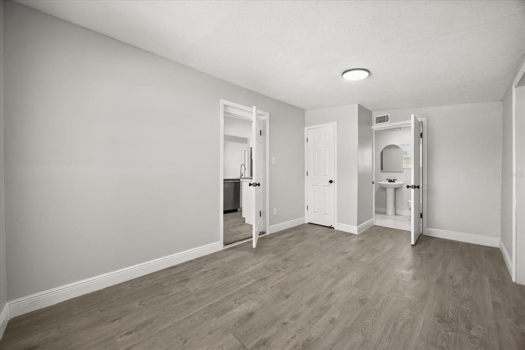 Под контрактом: $289,900 (3 спален, 2 ванн, 1081 Квадратных фут)