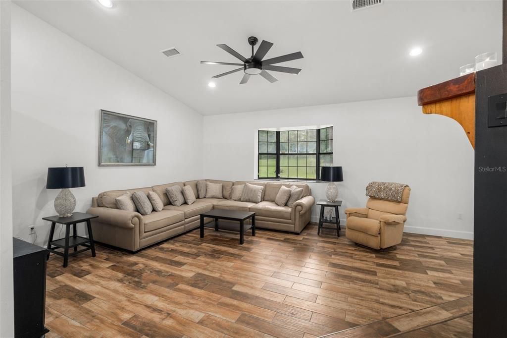 待售: $475,000 (4 贝兹, 3 浴室, 2168 平方英尺)