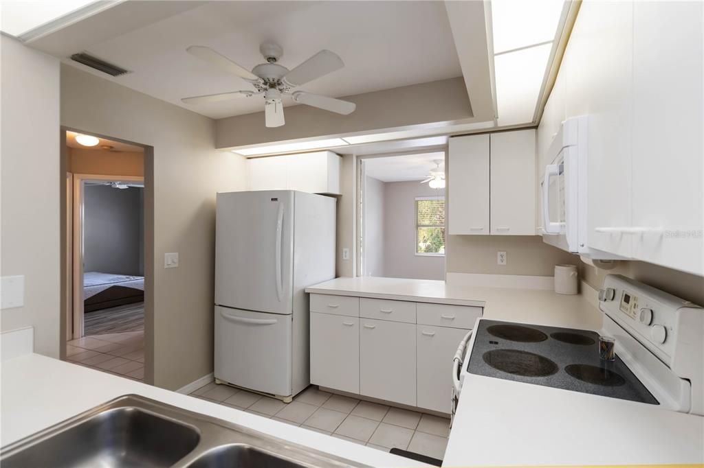 Под контрактом: $1,800 (2 спален, 2 ванн, 1241 Квадратных фут)