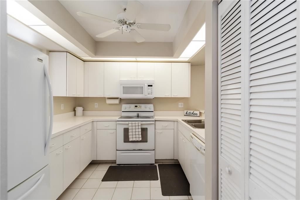 Под контрактом: $1,800 (2 спален, 2 ванн, 1241 Квадратных фут)