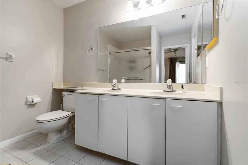 Под контрактом: $1,800 (2 спален, 2 ванн, 1241 Квадратных фут)