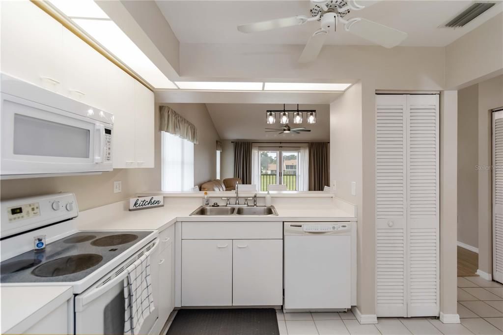 Под контрактом: $1,800 (2 спален, 2 ванн, 1241 Квадратных фут)