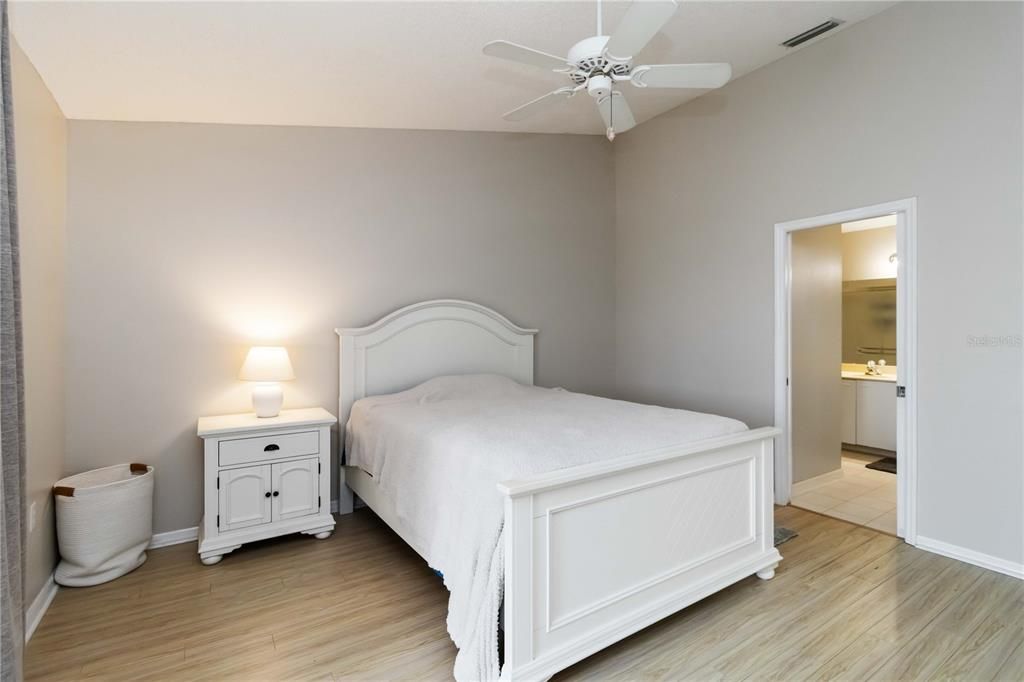 Под контрактом: $1,800 (2 спален, 2 ванн, 1241 Квадратных фут)