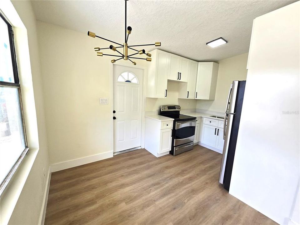 Active With Contract: $232,000 (3 beds, 2 baths, 989 Square Feet)