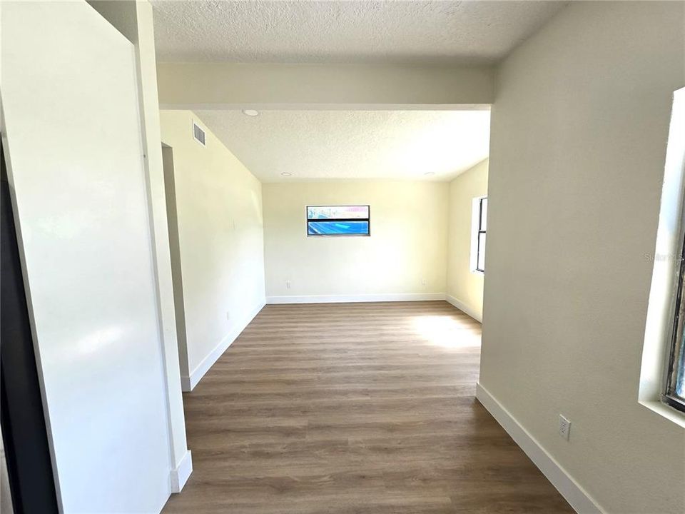 Active With Contract: $232,000 (3 beds, 2 baths, 989 Square Feet)