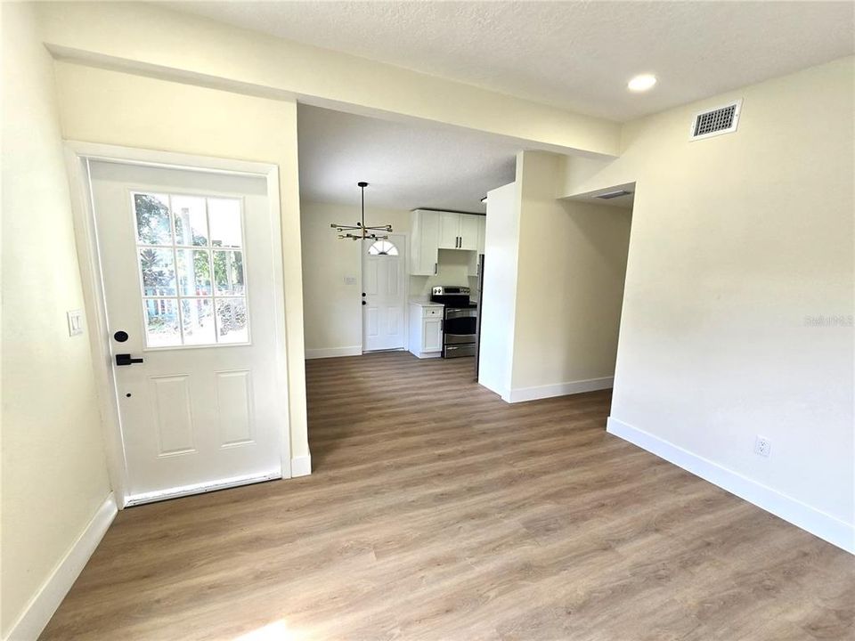 Active With Contract: $232,000 (3 beds, 2 baths, 989 Square Feet)