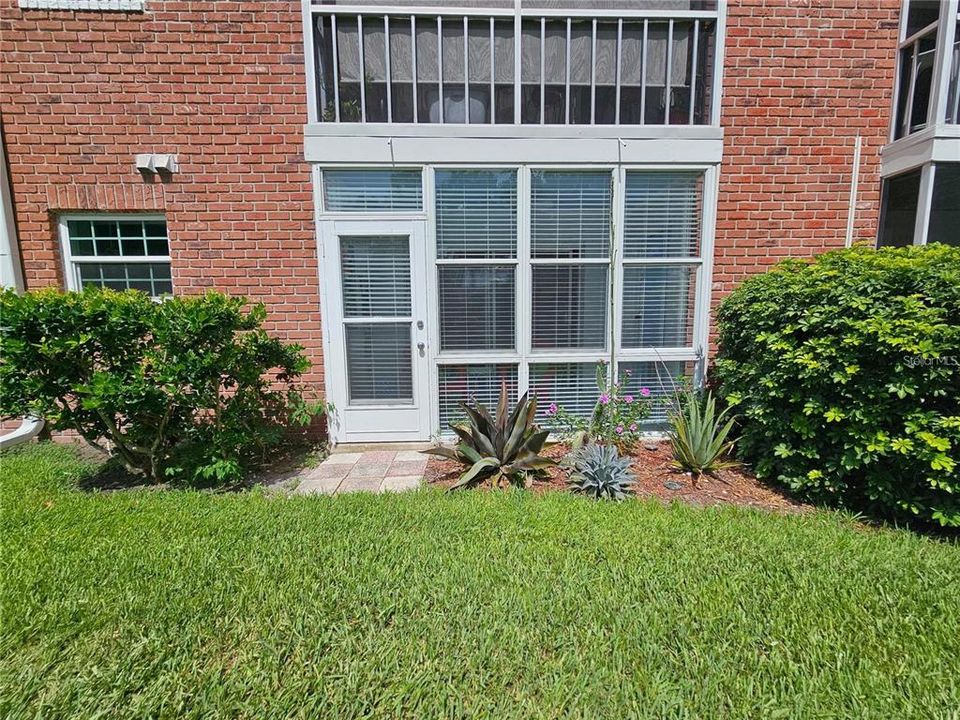 Activo con contrato: $1,800 (2 camas, 2 baños, 1075 Pies cuadrados)