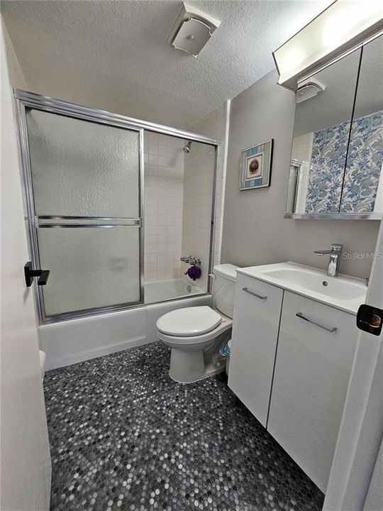 Activo con contrato: $1,800 (2 camas, 2 baños, 1075 Pies cuadrados)