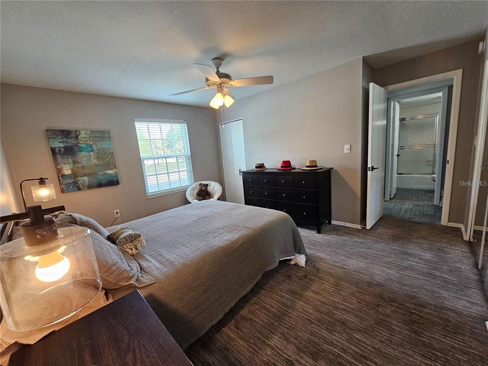 Activo con contrato: $1,800 (2 camas, 2 baños, 1075 Pies cuadrados)