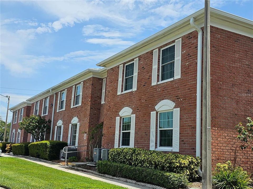 Activo con contrato: $1,800 (2 camas, 2 baños, 1075 Pies cuadrados)