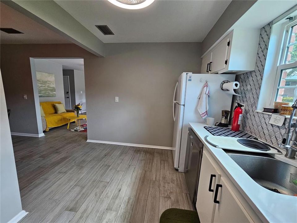 Activo con contrato: $1,800 (2 camas, 2 baños, 1075 Pies cuadrados)