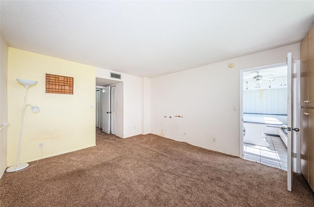 For Sale: $88,000 (2 beds, 2 baths, 1035 Square Feet)