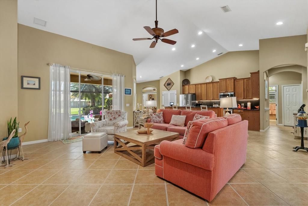 Activo con contrato: $575,000 (3 camas, 3 baños, 2303 Pies cuadrados)