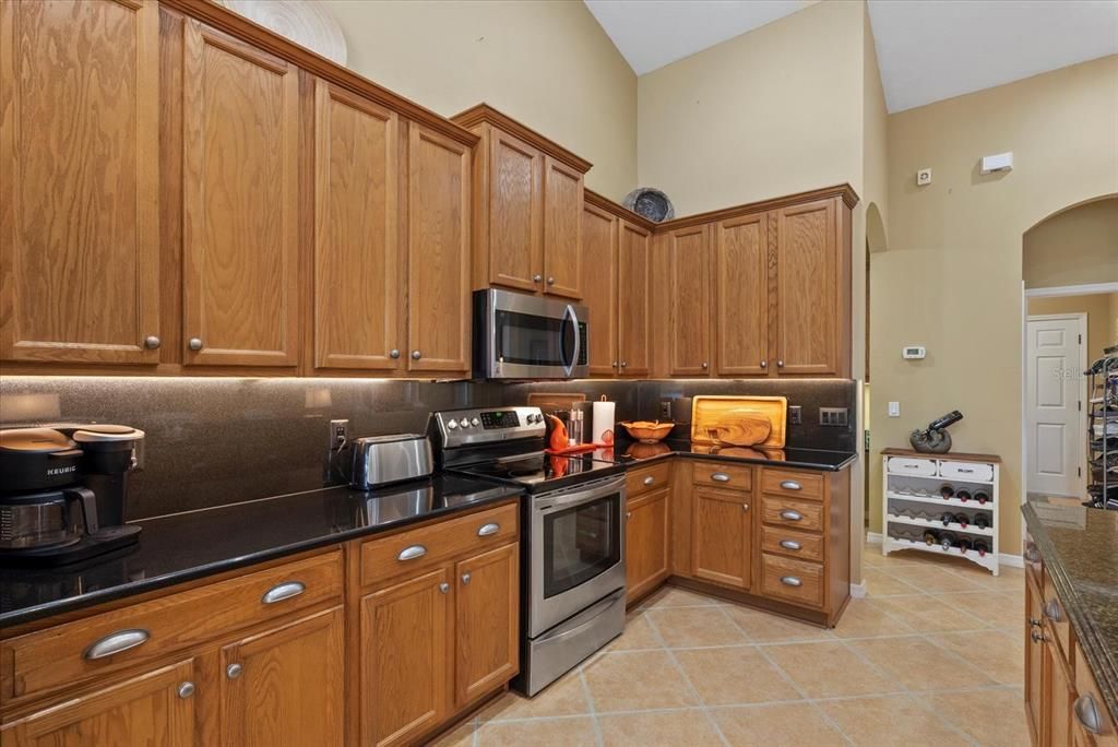 Activo con contrato: $575,000 (3 camas, 3 baños, 2303 Pies cuadrados)