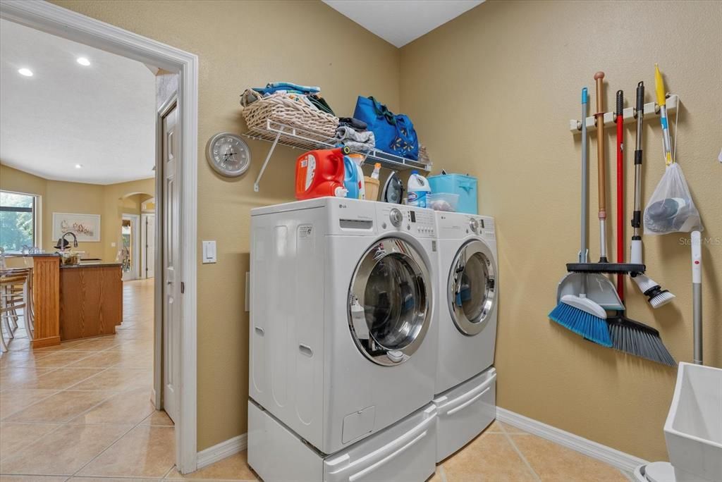 Activo con contrato: $575,000 (3 camas, 3 baños, 2303 Pies cuadrados)