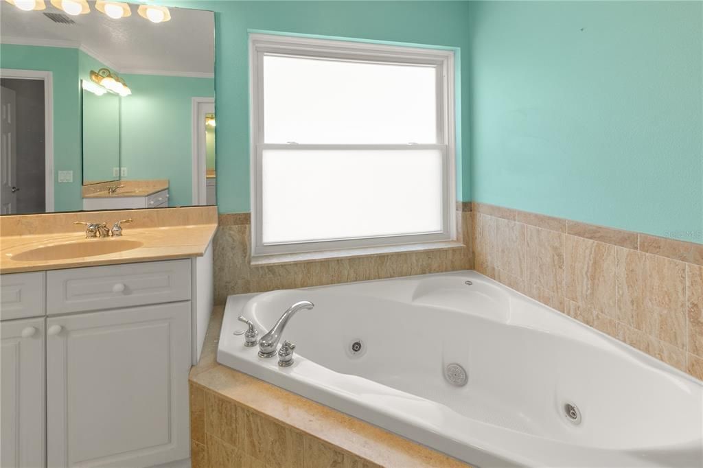 Active With Contract: $590,000 (4 beds, 3 baths, 2492 Square Feet)