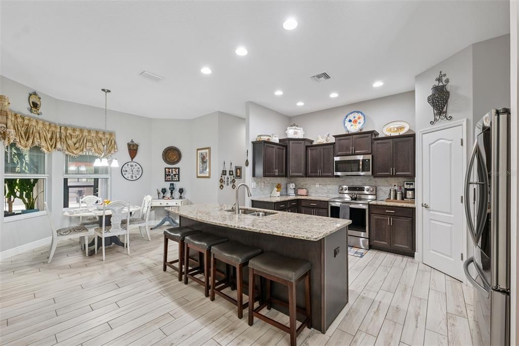 待售: $565,000 (4 贝兹, 2 浴室, 2237 平方英尺)