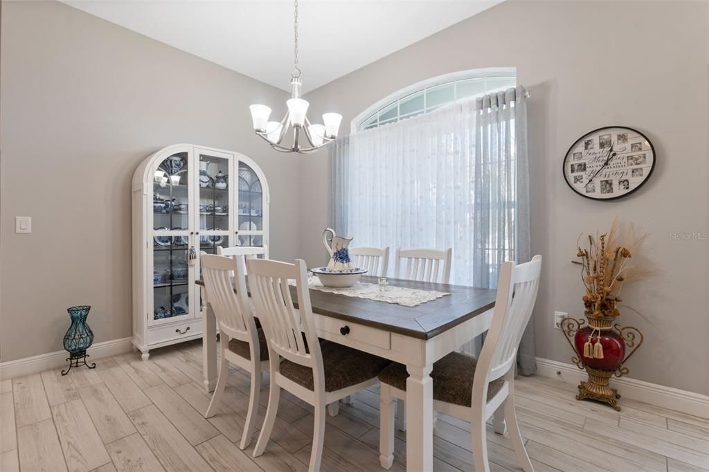 待售: $565,000 (4 贝兹, 2 浴室, 2237 平方英尺)