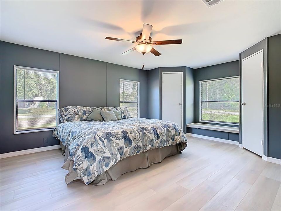 For Sale: $250,000 (4 beds, 3 baths, 1728 Square Feet)