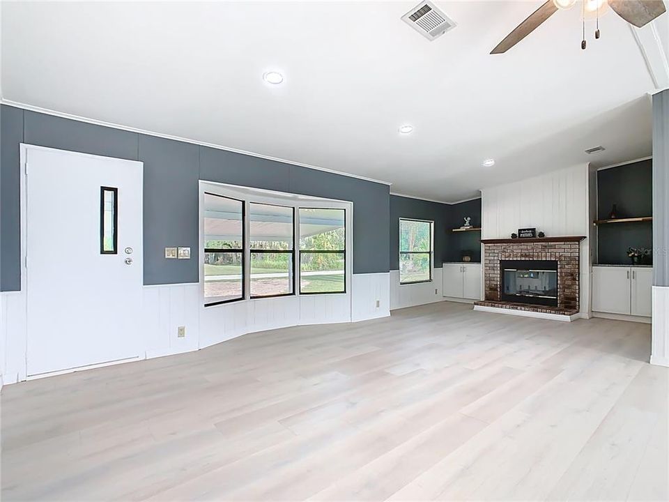 For Sale: $250,000 (4 beds, 3 baths, 1728 Square Feet)