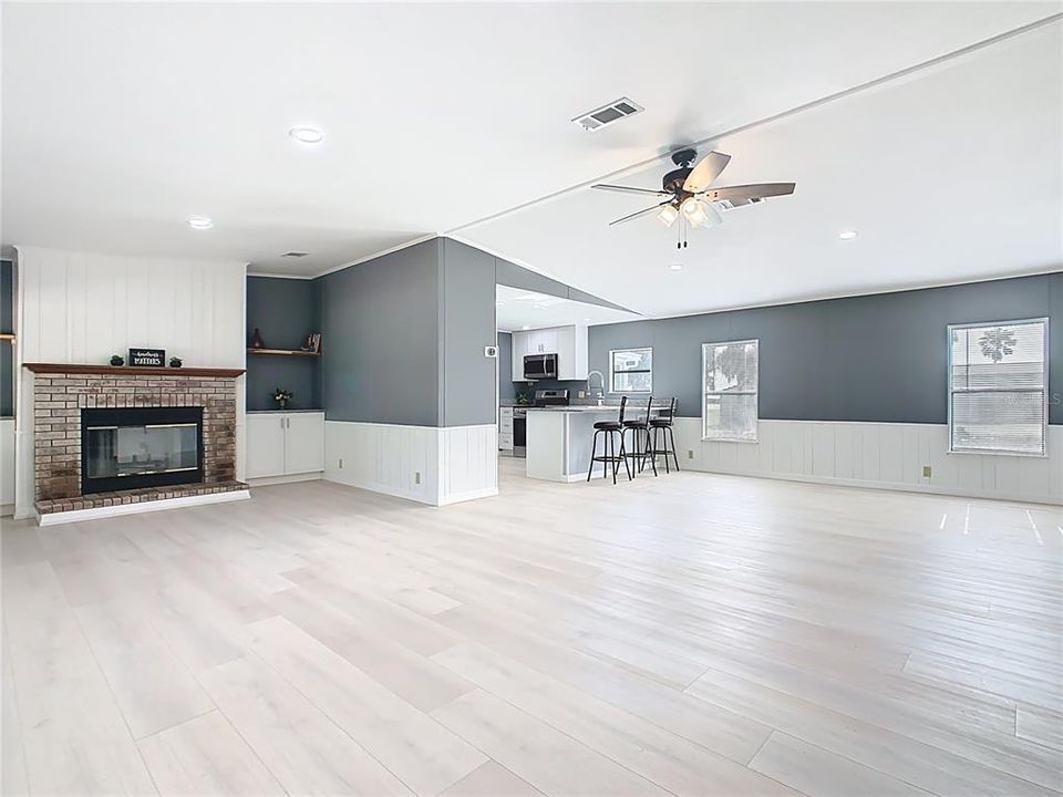 For Sale: $250,000 (4 beds, 3 baths, 1728 Square Feet)