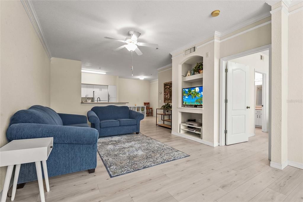 待售: $227,500 (1 贝兹, 1 浴室, 949 平方英尺)