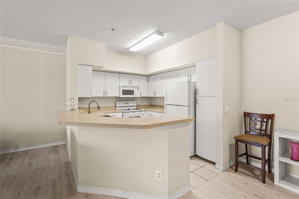 待售: $227,500 (1 贝兹, 1 浴室, 949 平方英尺)