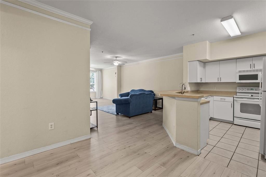 待售: $227,500 (1 贝兹, 1 浴室, 949 平方英尺)