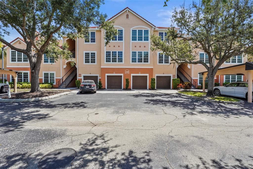 待售: $227,500 (1 贝兹, 1 浴室, 949 平方英尺)