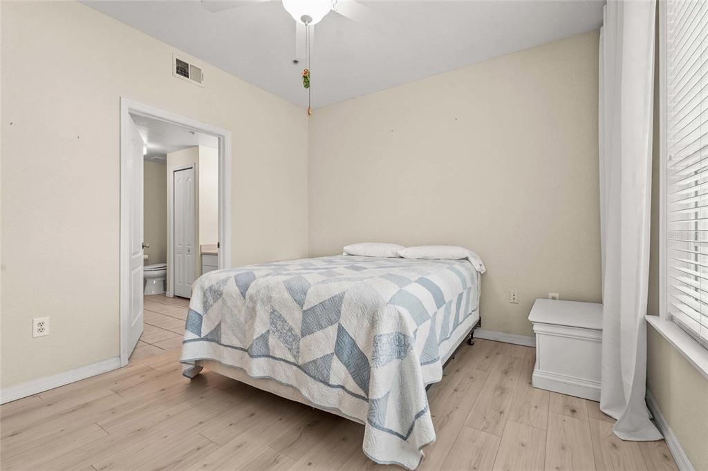 待售: $227,500 (1 贝兹, 1 浴室, 949 平方英尺)