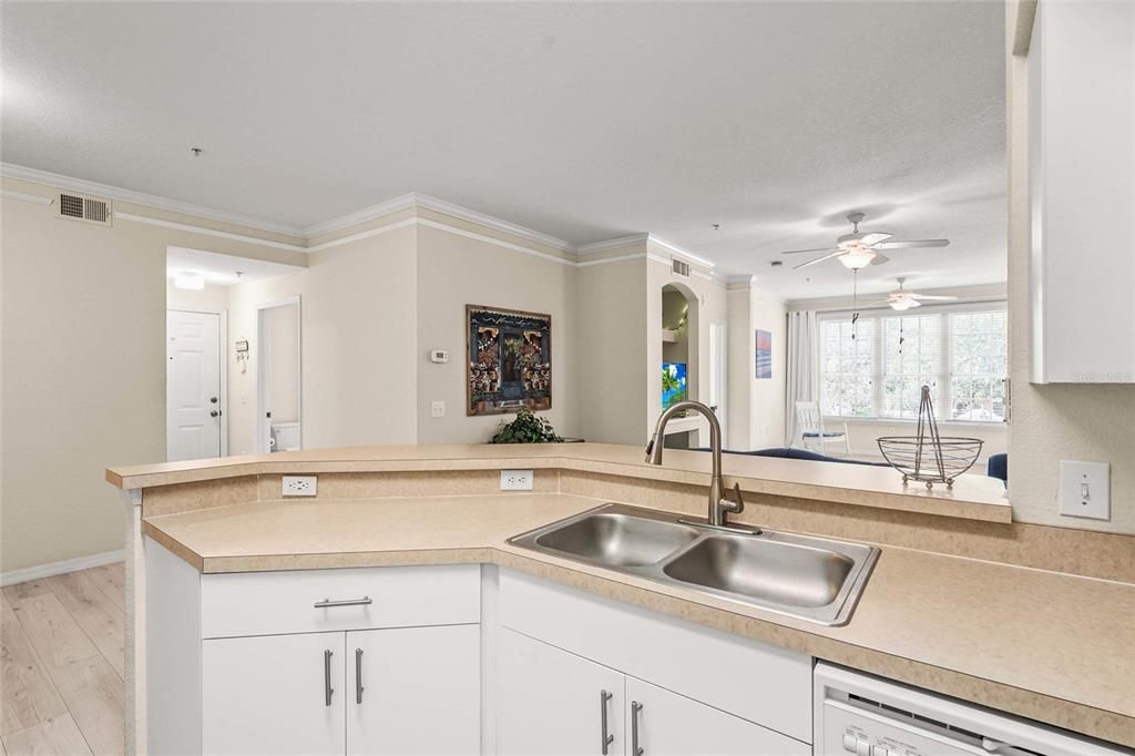 待售: $227,500 (1 贝兹, 1 浴室, 949 平方英尺)